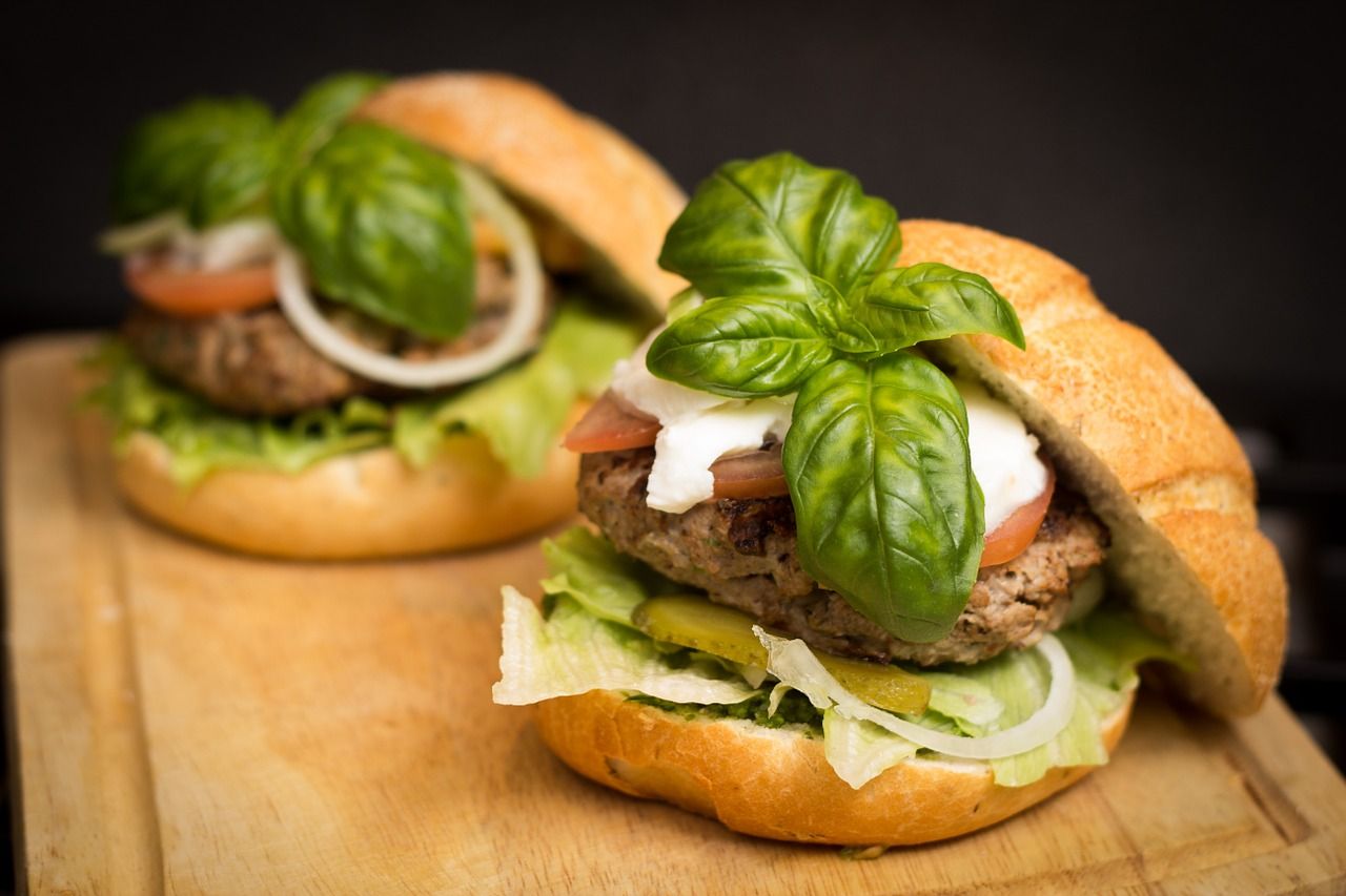 Hackbraten mit Feta und Spinat auf Gemüse der Saison | Rezeptkönig